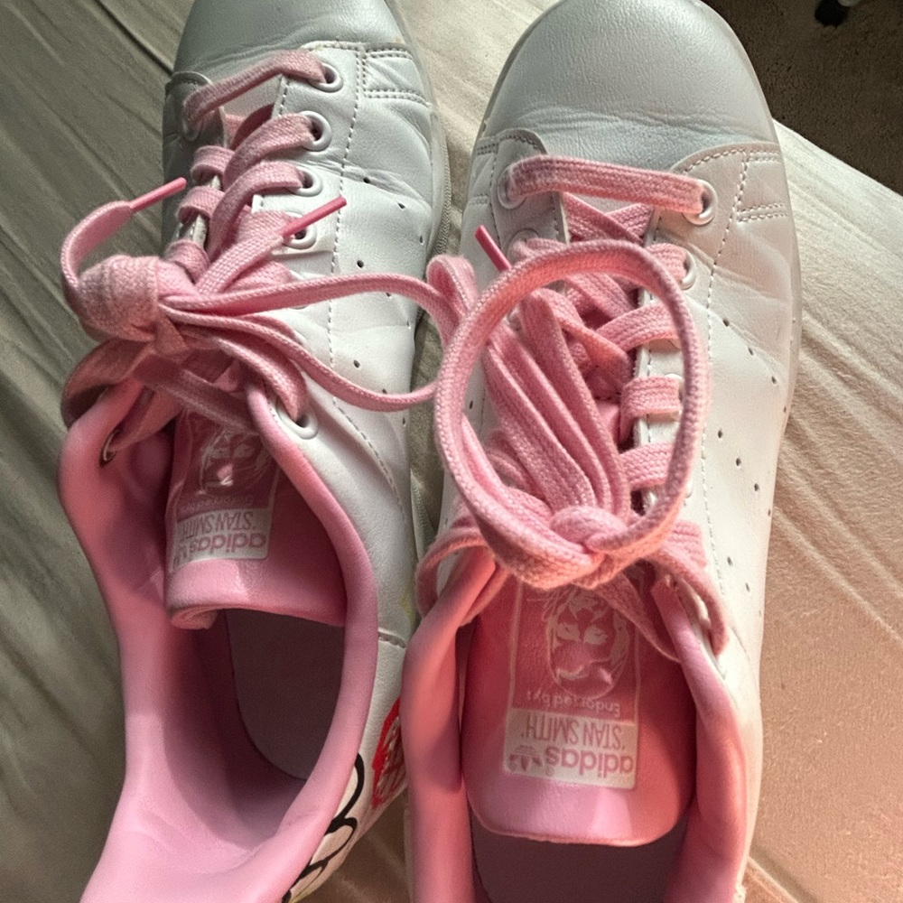 Adidas White and Pink Sneakers with Minimalist Design - Picture 4 of 8